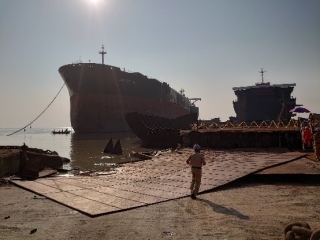 H. E. Mr. ITO Naoki visited ship breaking and recycling yards 3